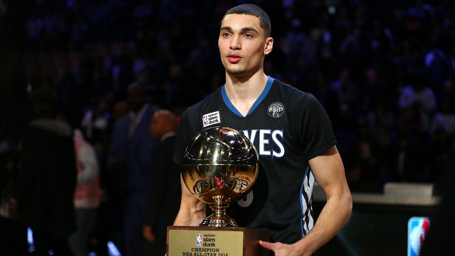 _勇士三分攻势猛烈，轻松掌控比赛局面_，勇士的三分球战术